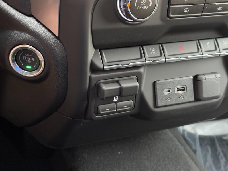 Chevrolet Silverado 2500HD Vehicle Image 11