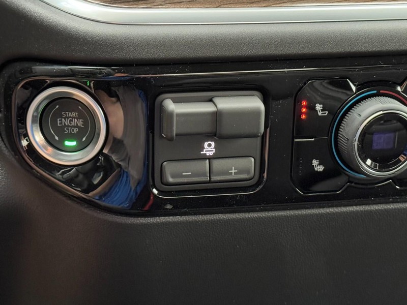 Chevrolet Silverado 2500HD Vehicle Image 12