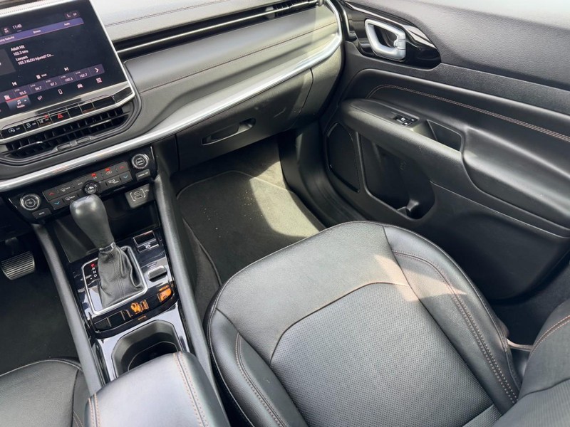 Jeep Compass Vehicle Image 15