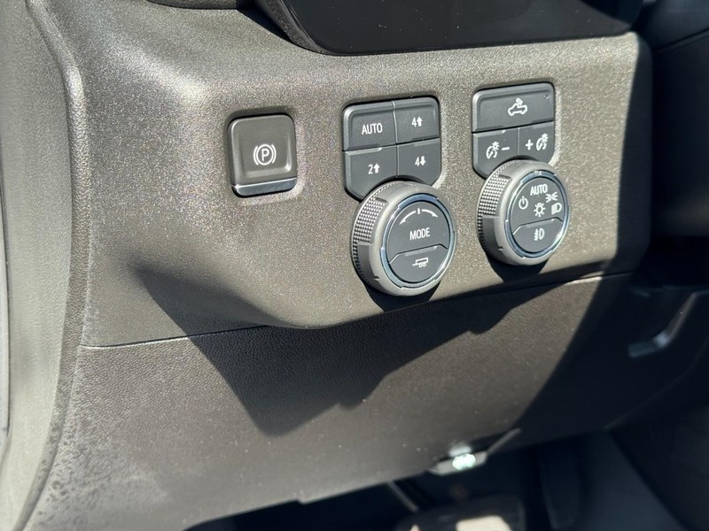 Chevrolet Silverado 1500 Vehicle Full-screen Gallery Image 17