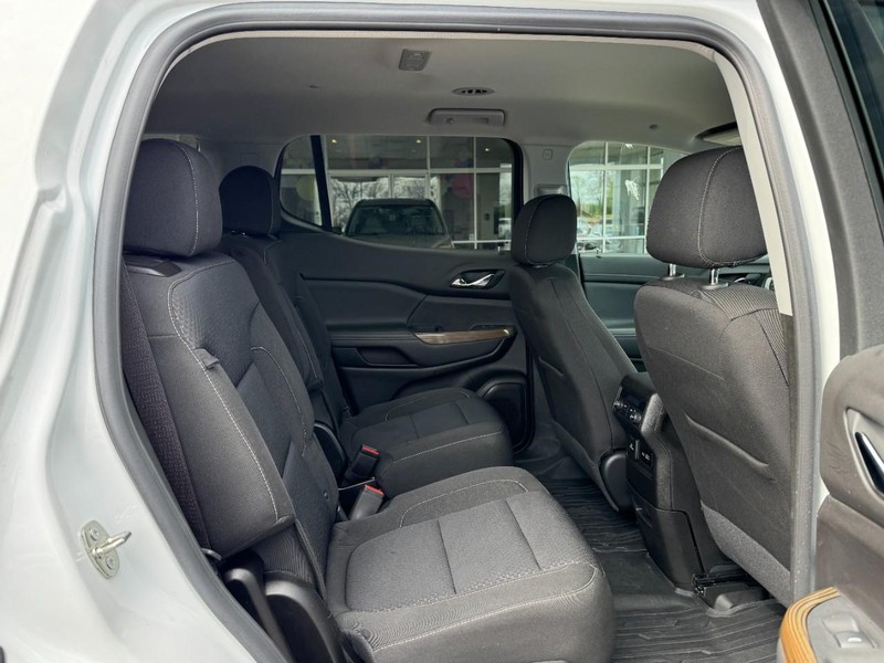 GMC Acadia Vehicle Image 11