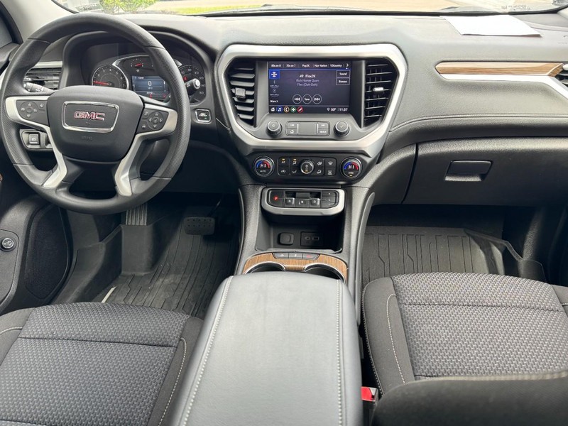 GMC Acadia Vehicle Image 12