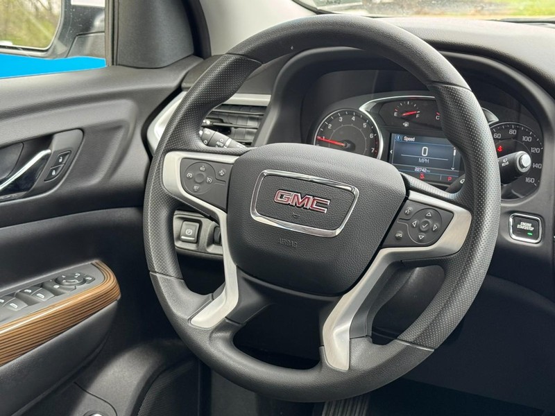 GMC Acadia Vehicle Image 13