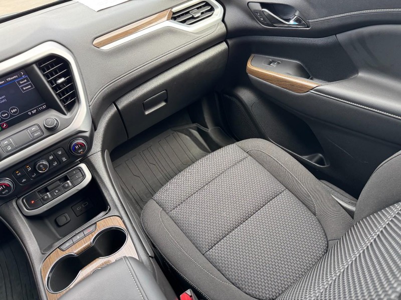 GMC Acadia Vehicle Image 16