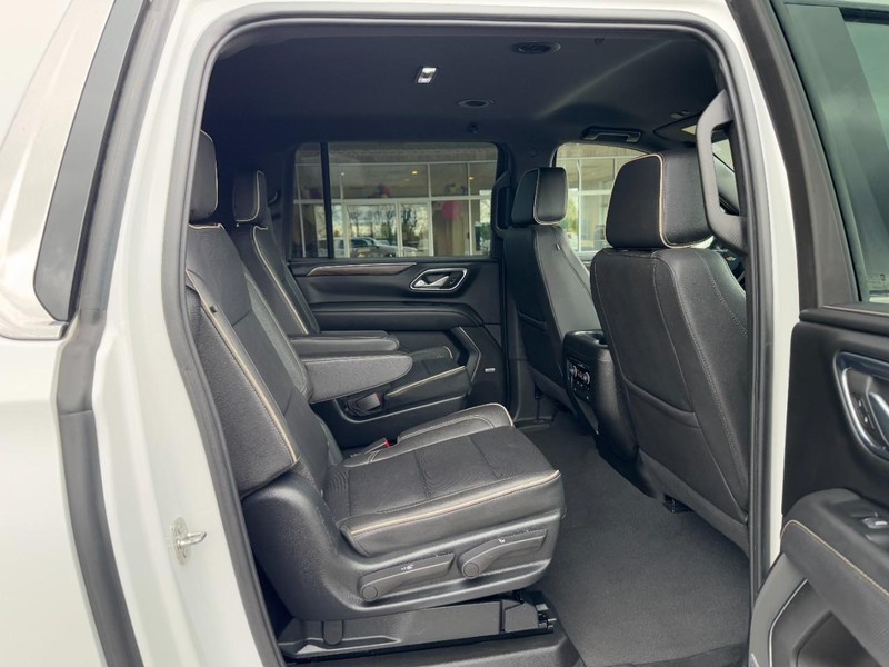 Chevrolet Suburban Vehicle Image 10