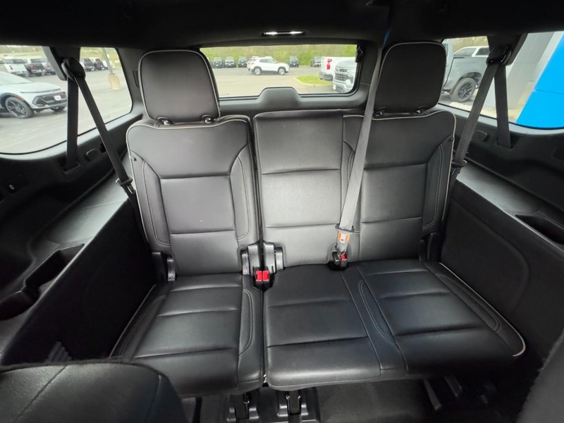 Chevrolet Suburban Vehicle Image 11