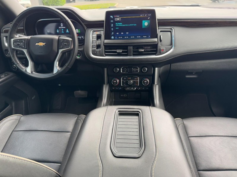 Chevrolet Suburban Vehicle Image 12
