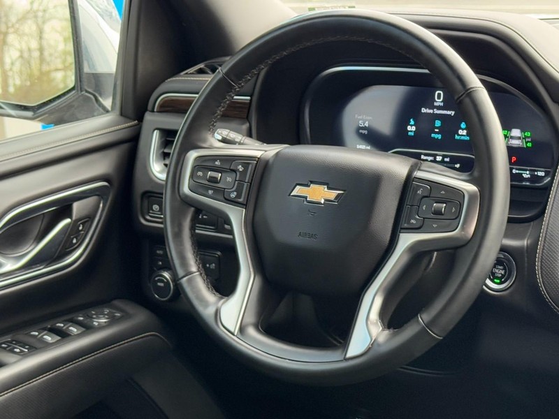 Chevrolet Suburban Vehicle Image 13