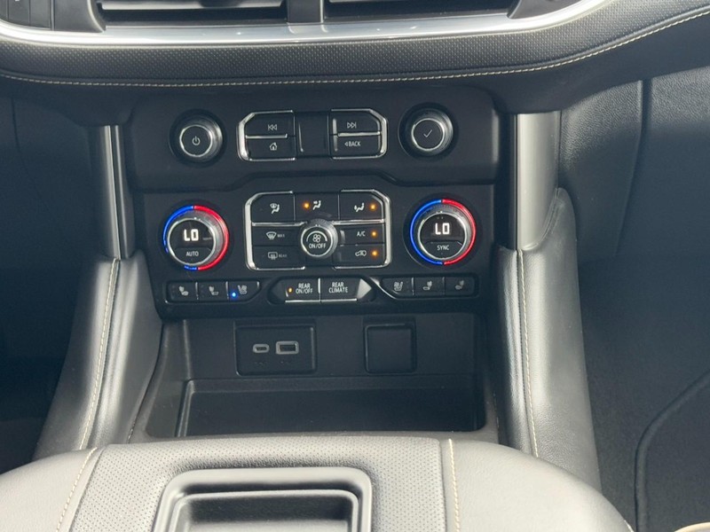 Chevrolet Suburban Vehicle Image 15