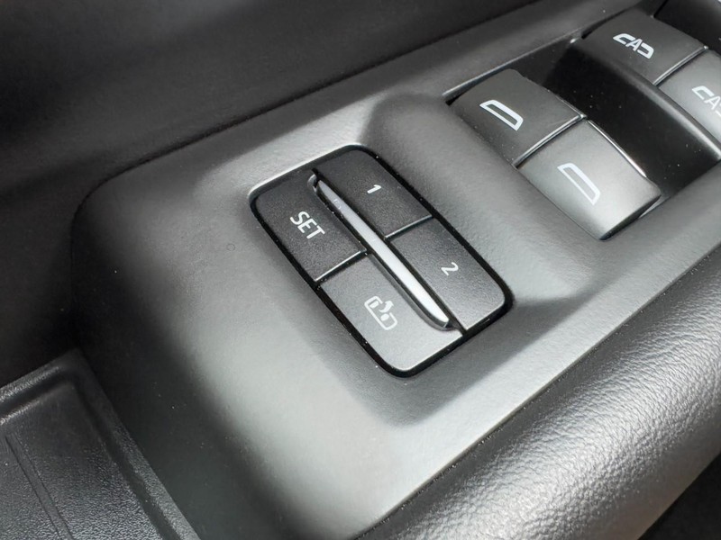Chevrolet Suburban Vehicle Image 17