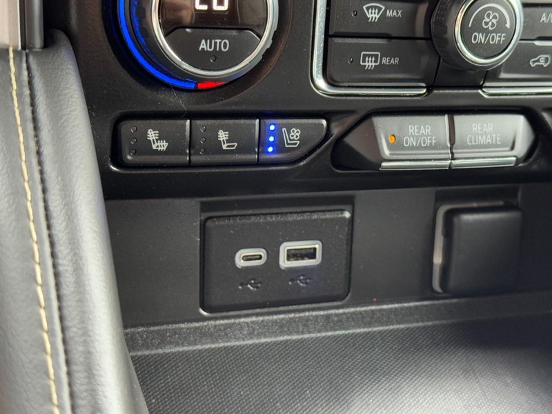 Chevrolet Suburban Vehicle Image 21