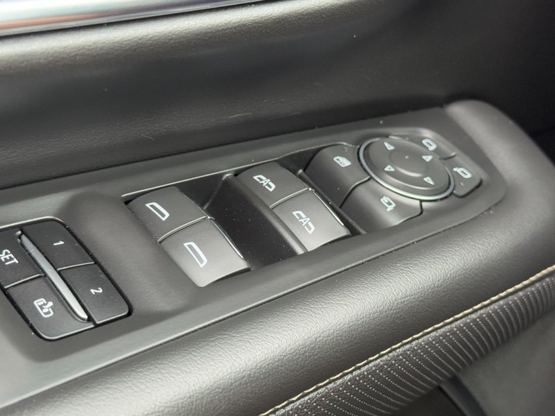 Chevrolet Suburban Vehicle Image 24
