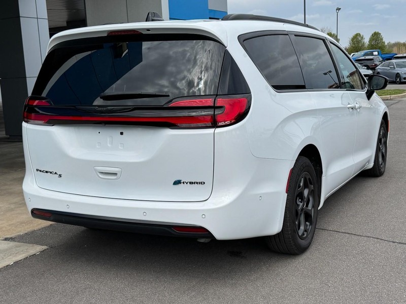 Chrysler Pacifica Vehicle Image 03