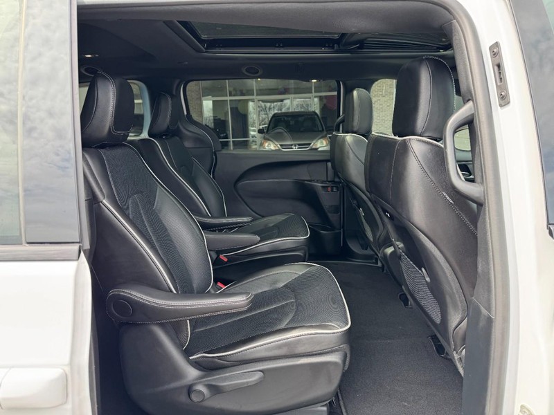 Chrysler Pacifica Vehicle Image 10