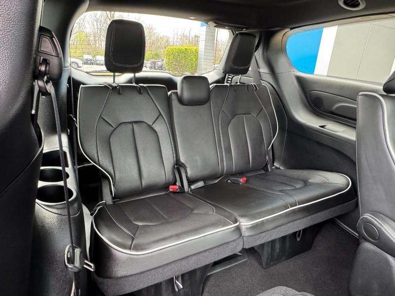 Chrysler Pacifica Vehicle Image 12