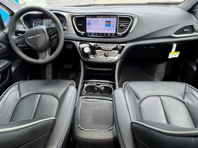 Chrysler Pacifica Vehicle Image 13