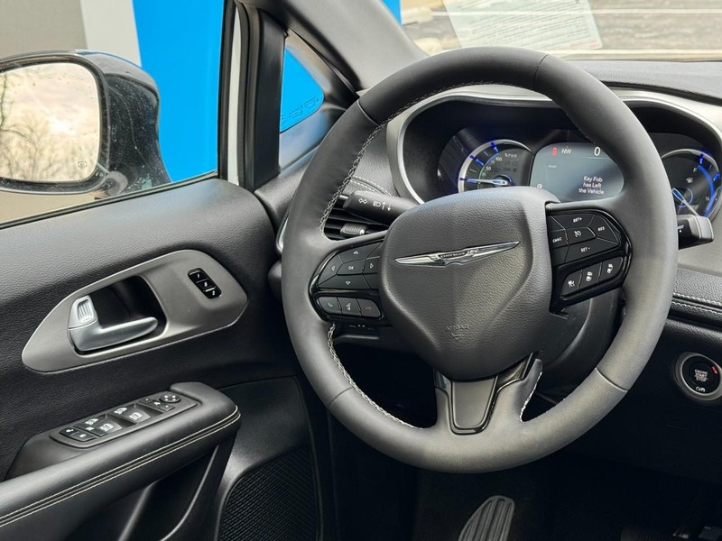 Chrysler Pacifica Vehicle Image 14