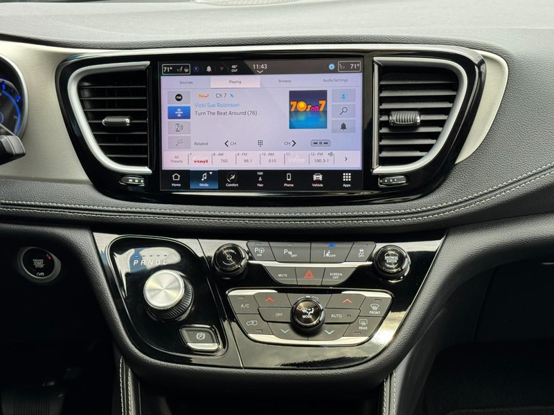 Chrysler Pacifica Vehicle Image 15
