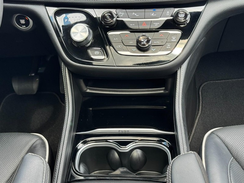 Chrysler Pacifica Vehicle Image 16