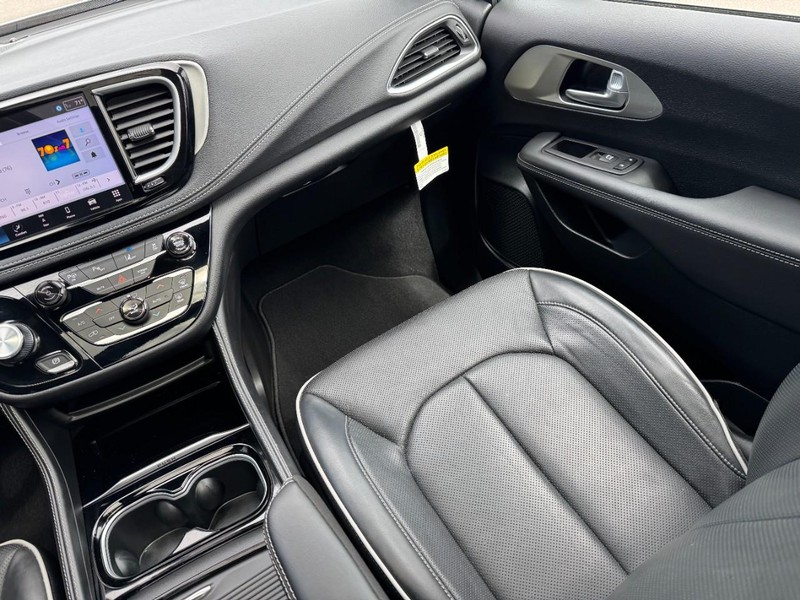 Chrysler Pacifica Vehicle Image 17