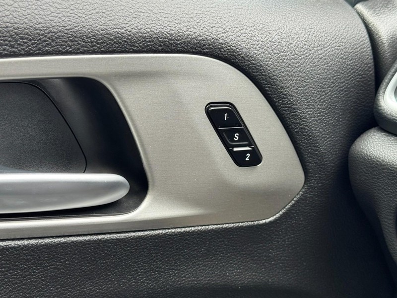 Chrysler Pacifica Vehicle Image 18