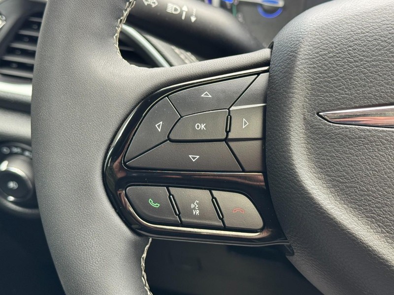 Chrysler Pacifica Vehicle Image 19