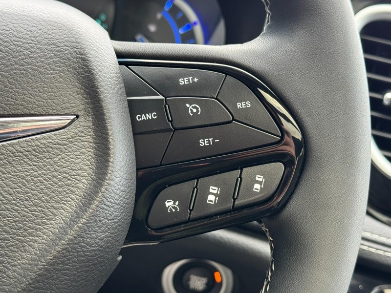 Chrysler Pacifica Vehicle Image 20