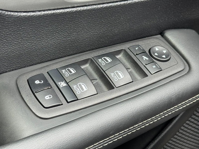 Chrysler Pacifica Vehicle Image 26