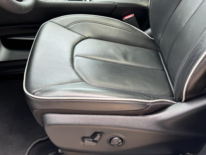 Chrysler Pacifica Vehicle Image 27