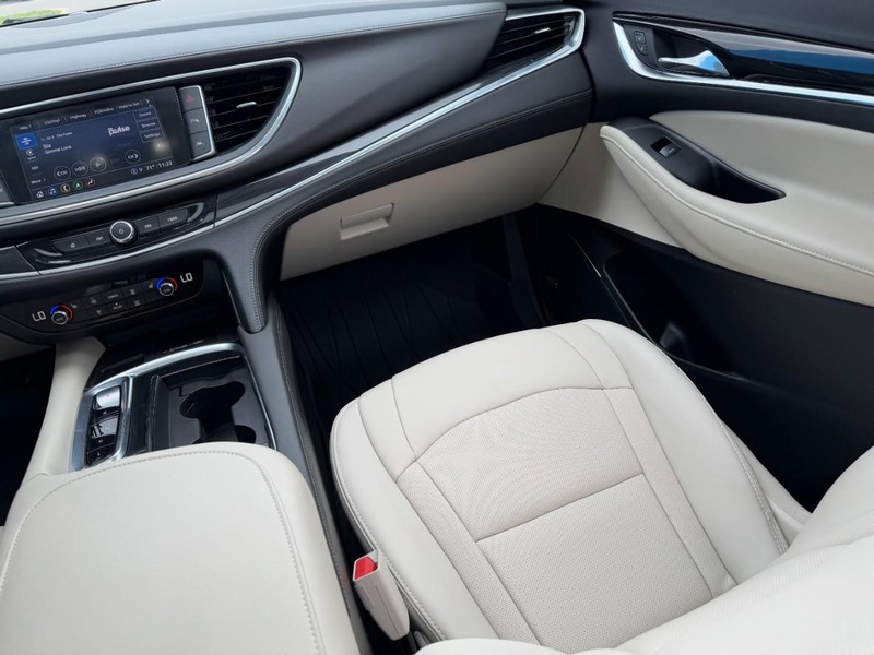 Buick Enclave Vehicle Image 16