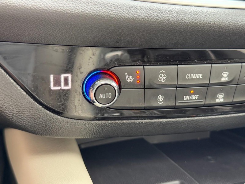 Buick Enclave Vehicle Image 21