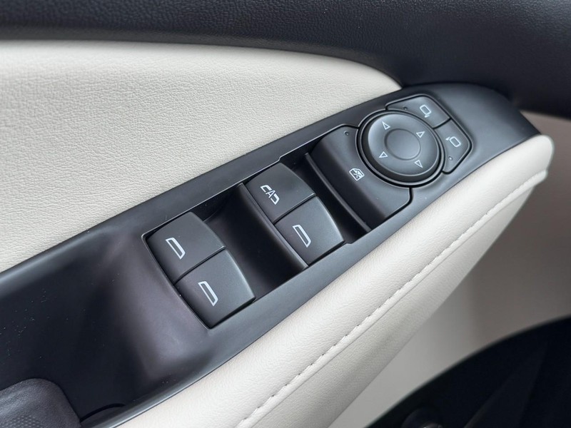 Buick Enclave Vehicle Image 24