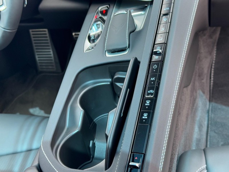 Chevrolet Corvette Vehicle Full-screen Gallery Image 15