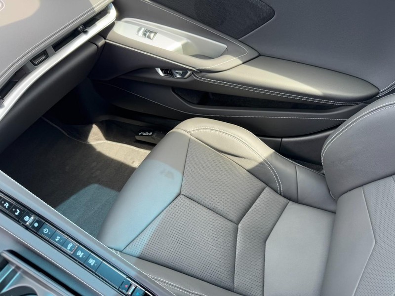 Chevrolet Corvette Vehicle Full-screen Gallery Image 16
