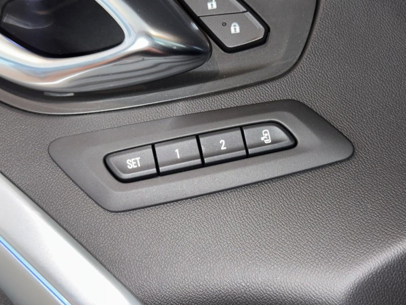 Chevrolet Camaro Vehicle Image 16