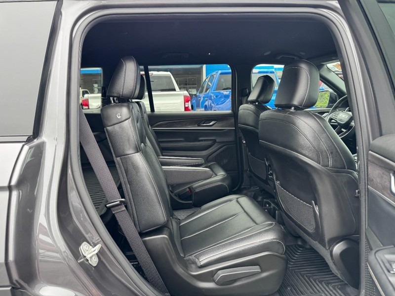 Jeep Grand Cherokee L Vehicle Image 10