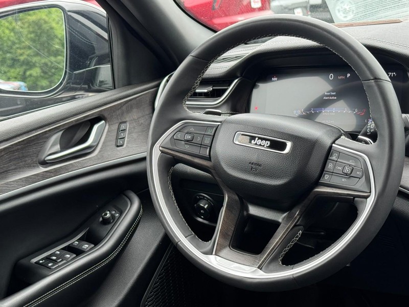 Jeep Grand Cherokee L Vehicle Image 12