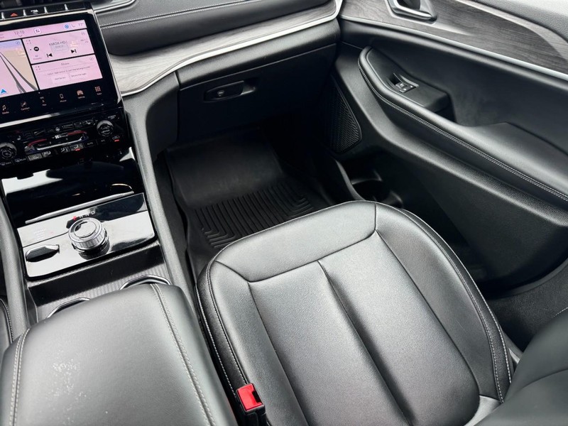 Jeep Grand Cherokee L Vehicle Image 15