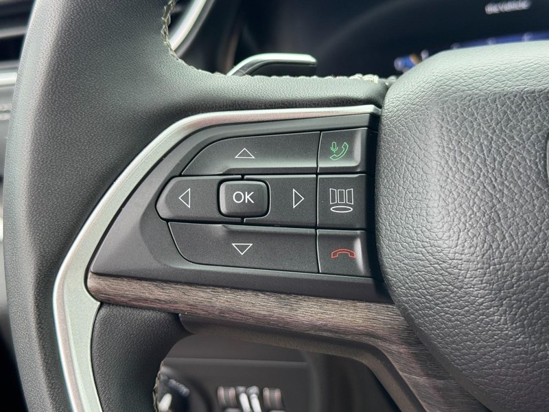 Jeep Grand Cherokee L Vehicle Image 17