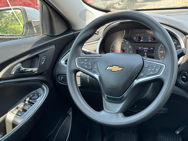 Chevrolet Malibu Vehicle Image 12