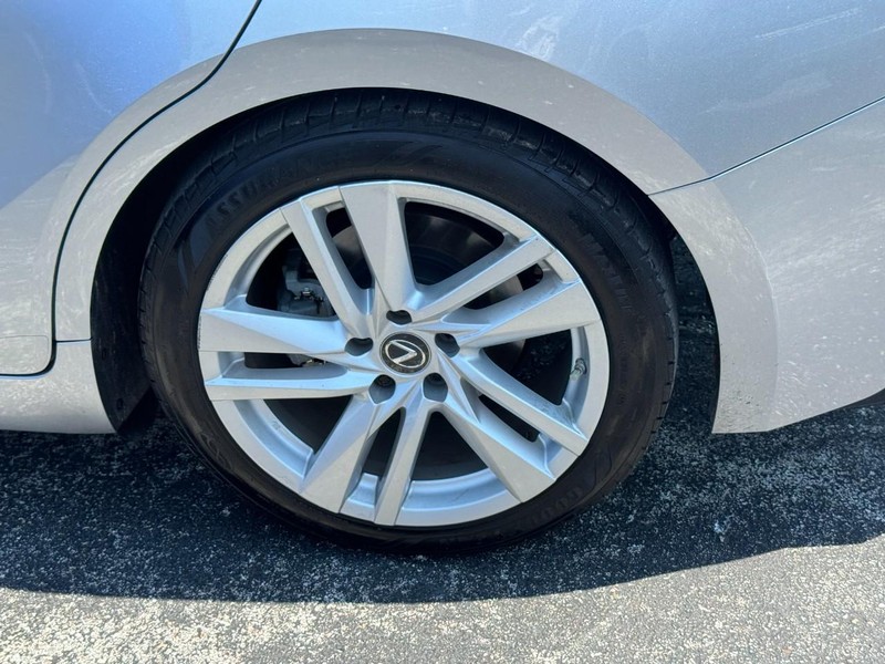 Lexus IS Vehicle Image 07