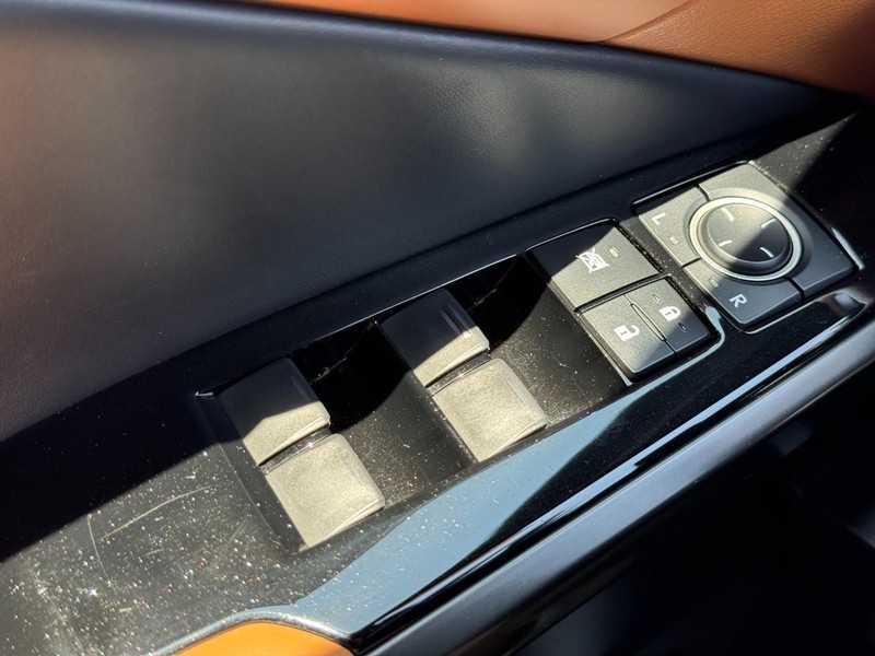 Lexus IS Vehicle Image 21