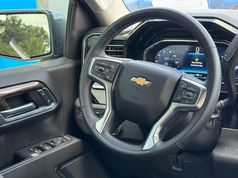 Chevrolet Silverado 1500 Vehicle Full-screen Gallery Image 12