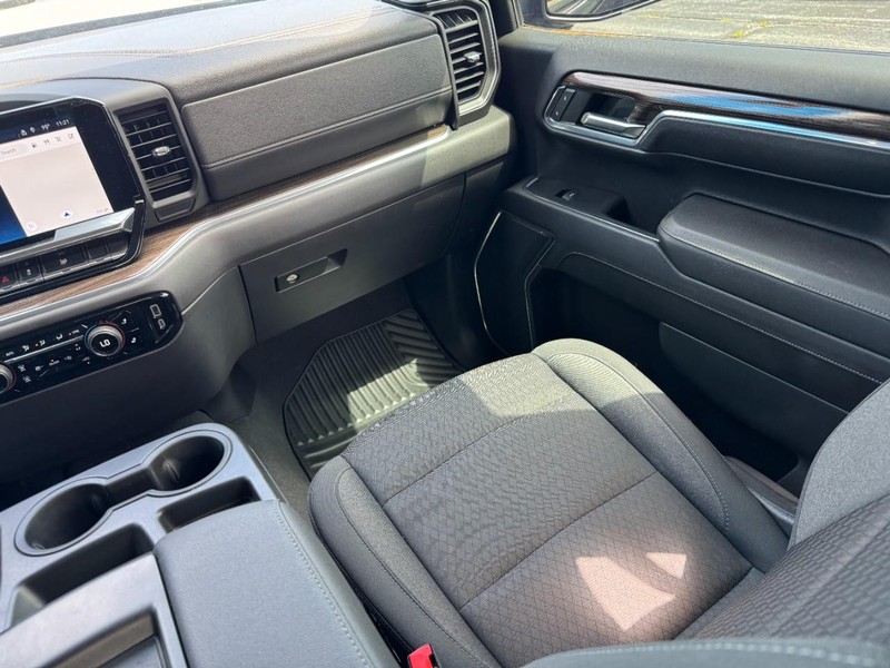 Chevrolet Silverado 1500 Vehicle Full-screen Gallery Image 15