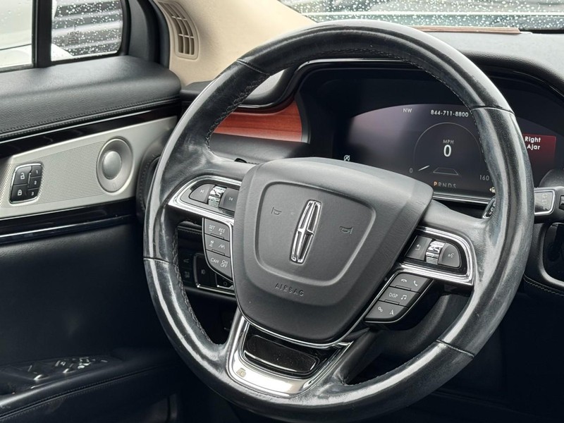 Lincoln Nautilus Vehicle Image 12