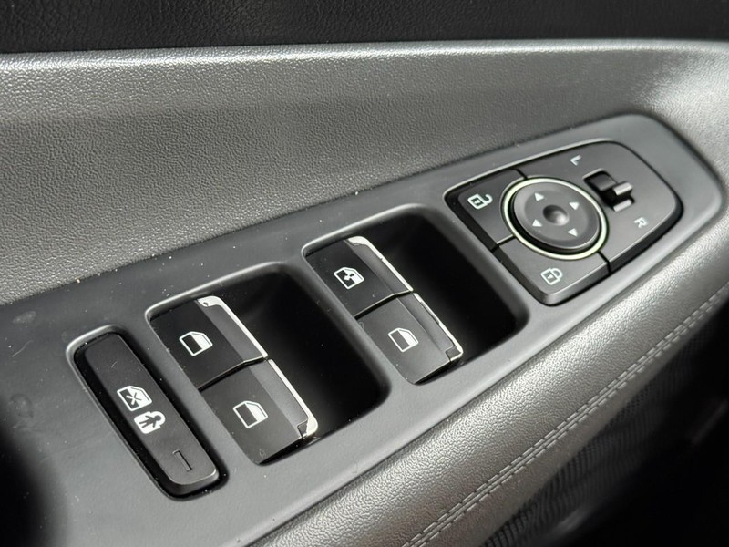 Hyundai Santa Fe Vehicle Image 21