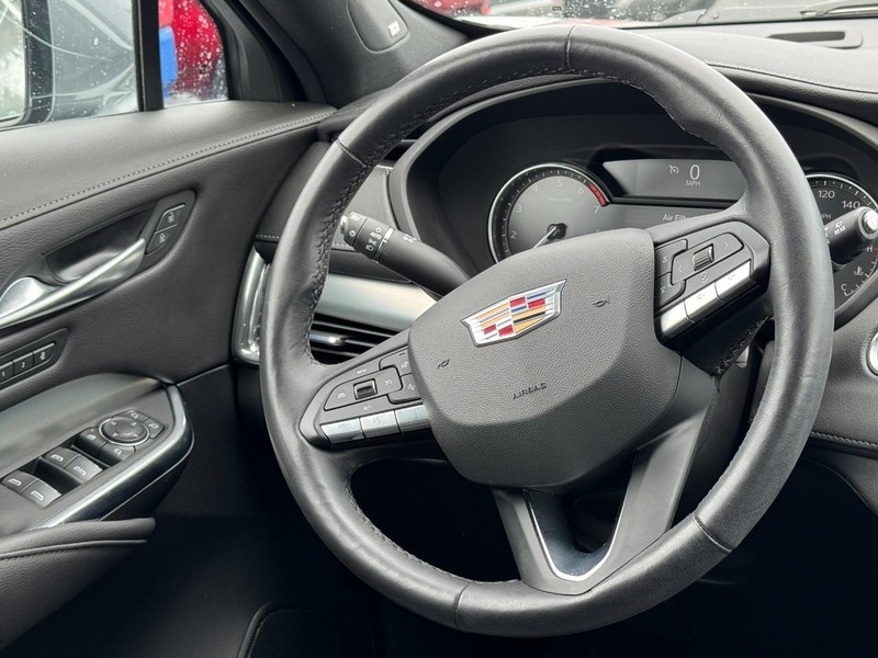 Cadillac XT4 Vehicle Full-screen Gallery Image 12