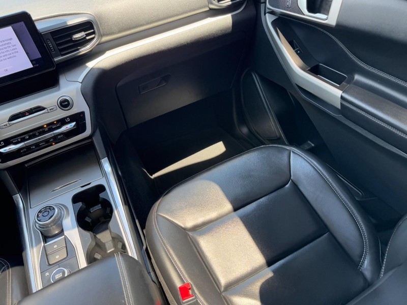 Ford Explorer Vehicle Image 11