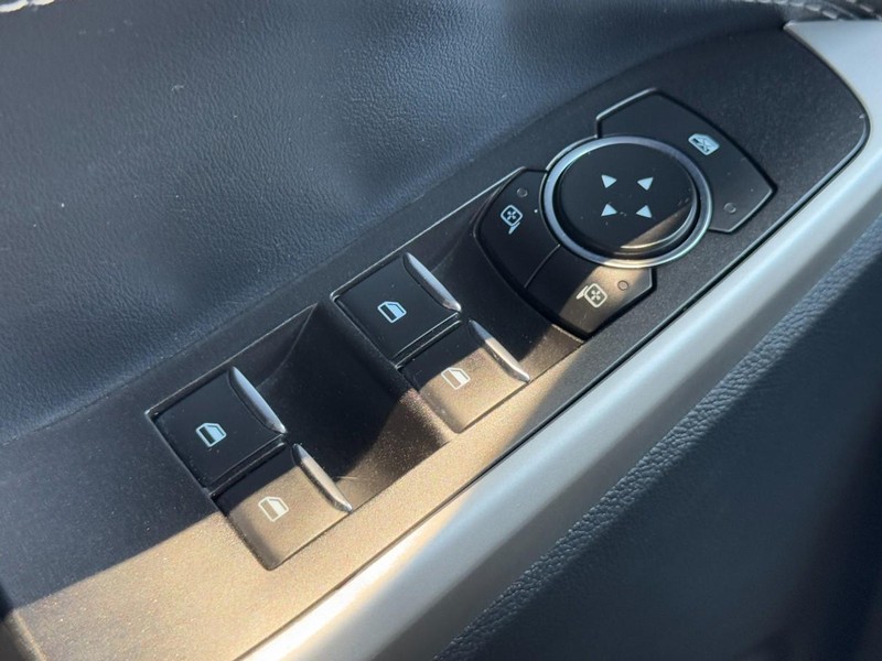Ford Explorer Vehicle Image 18