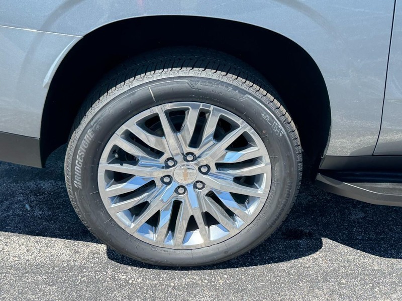 Chevrolet Suburban Vehicle Image 04